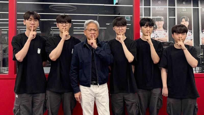 젠슨 황 방한, 페이커 만남부터 삼겹살 회동까지 꽉 찬 일정의 진짜 목적은?(feat. 피지컬 AI)