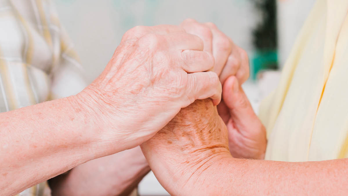 56년 만에 주름진 손 맞잡은 남매의 사연 🙌