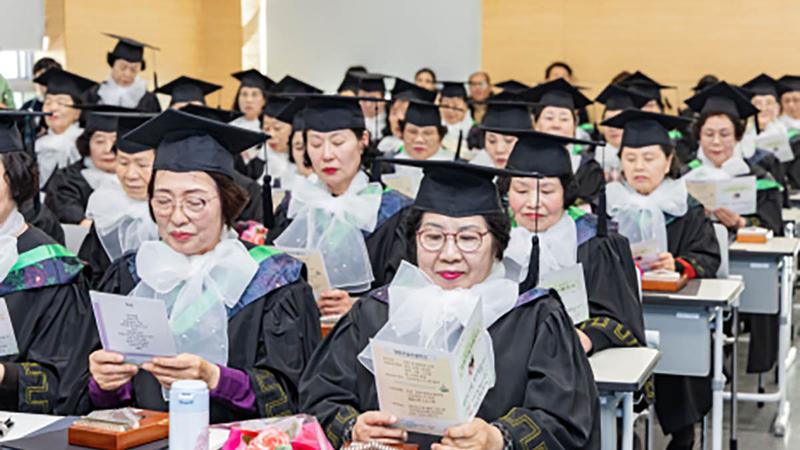 여든 살에 처음 써본 학사모, ‘만학도’ 어르신들의 졸업식 🧓🎓