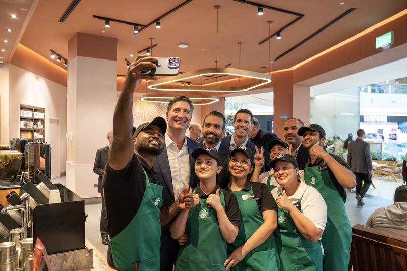 스타벅스 CEO 연봉, 일반 직원의 6666배? 역대 최대 연봉 격차