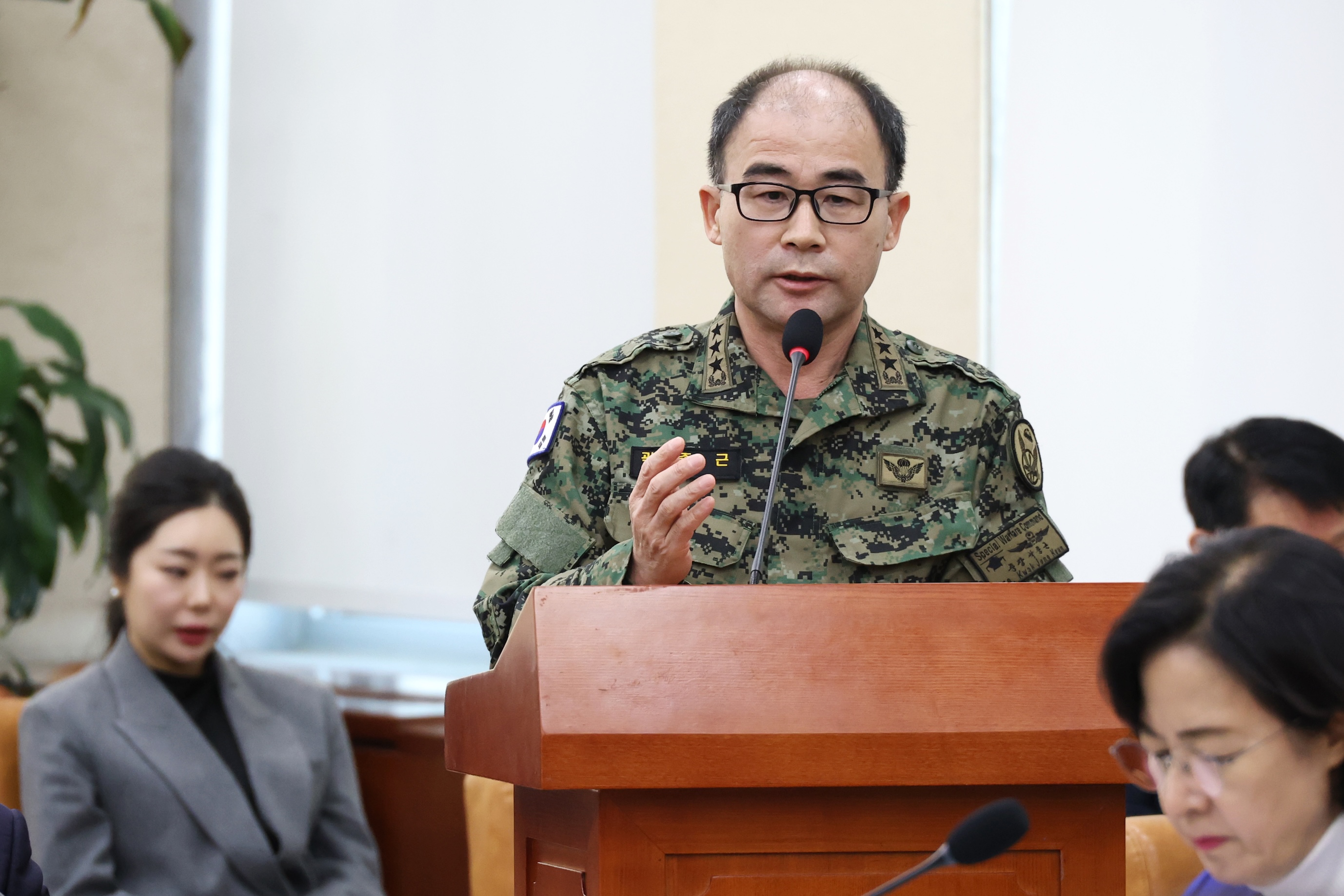 윤석열 대통령 탄핵심판 6차 변론, “국회의원 끌어내라" 두고 엇갈린 진술