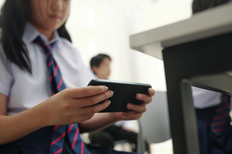 학교 수업 중 스마트폰 사용은 위법? 거센 찬반 논란 속 ‘스마트폰 금지법’ 국회 본회의 통과 🏫📵