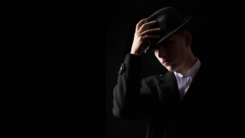 인터넷 뒤흔든 루브르 박물관 앞 미스터리한 남성의 정체 🕵️