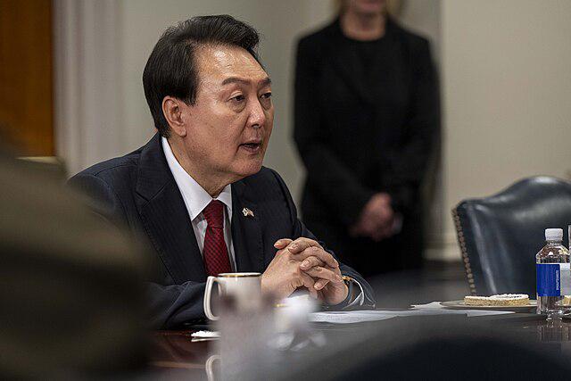 김건희 특검, 윤석열 체포영장 집행 불발 “수의도 입지 않은 채 바닥에 누워 체포 거부”