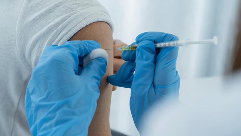 코로나도, RSV도, 홍역도 늘고 있다? 해외여행 가기 전에 백신 꼭 맞고 가세요 🦠💉