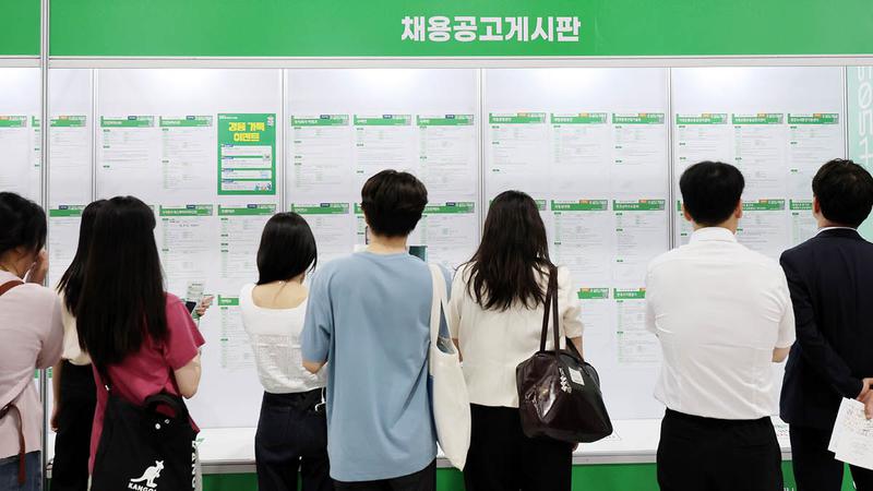 100년 만에 가장 적은 세대 된 20대, 일해도 가난하다는 이유