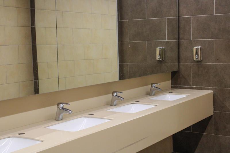 불붙은 카페 화장실 유료화 논란, 핵심은 무료 vs. 유료가 아닌 ‘비용 분담’이라고? 🚽💰