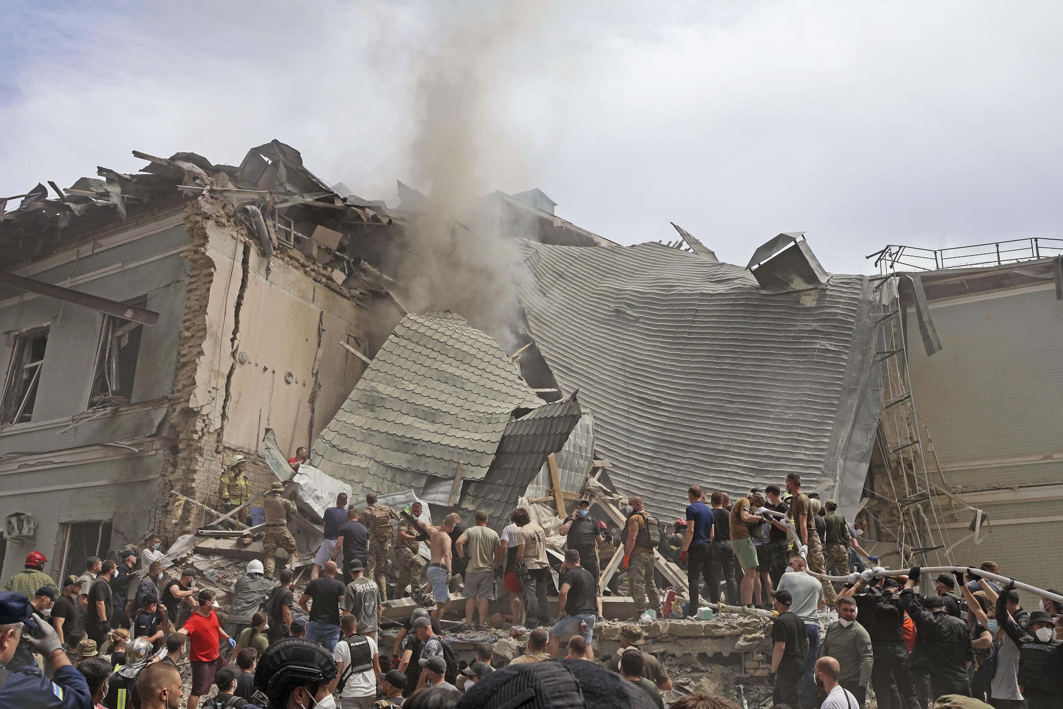 정상회의 하루 전에 벌어진 공습