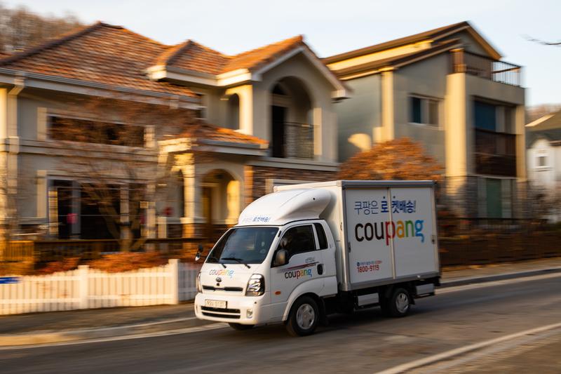 전신주 들이받고 사망한 쿠팡 새벽배송 택배기사, 새벽배송의 ‘진짜 문제’는 뭘까?