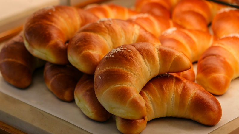 소금빵이 990원? 슈카월드가 불 붙인 ‘빵플레이션’ 논란과 우리나라 빵값 비싼 이유 🥐