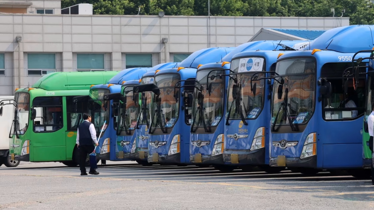 파업 미룬 서울 시내버스, 파업했다 철회한 부산 시내버스