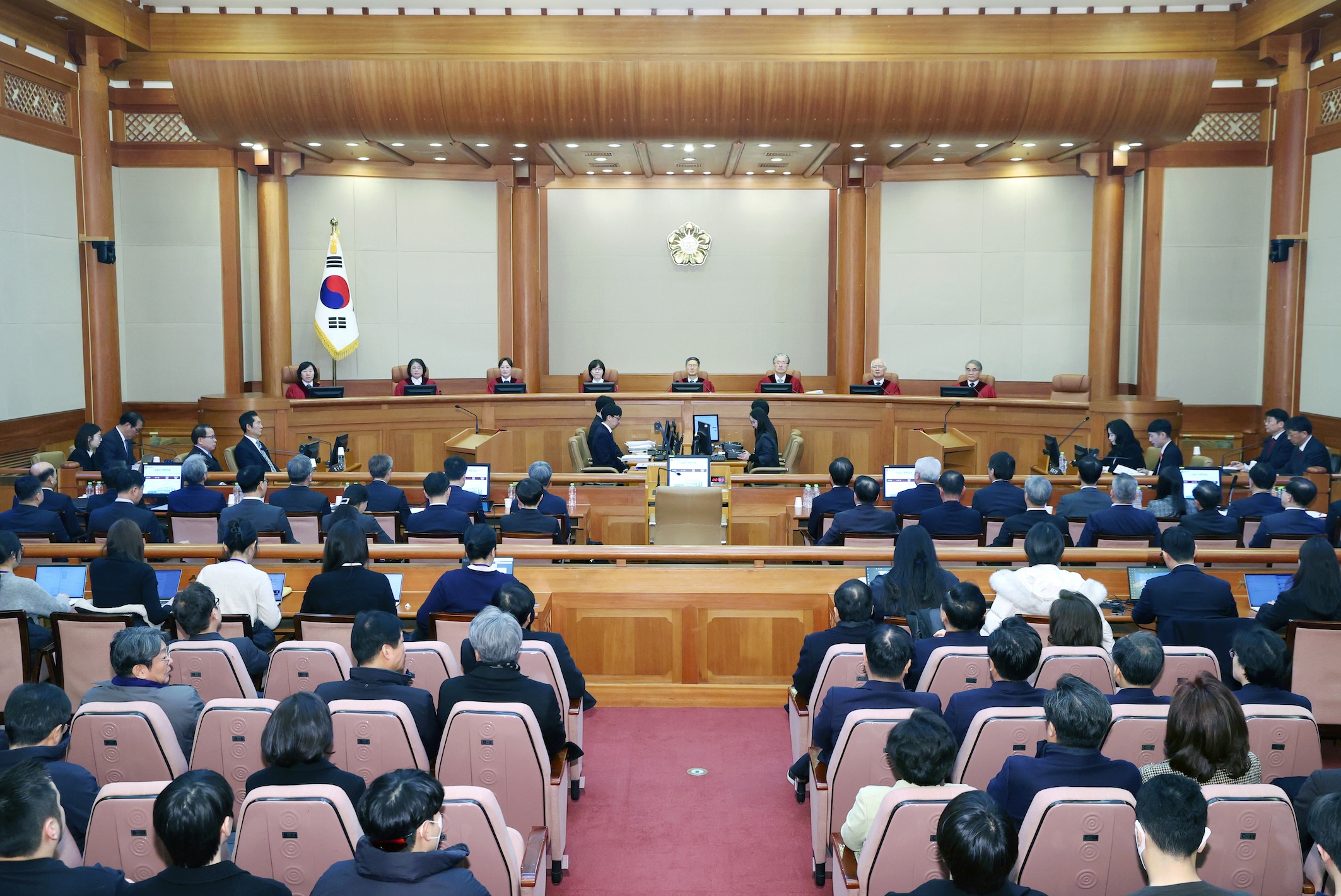결국 다음 주로 넘어간 윤석열 대통령 탄핵심판 선고일