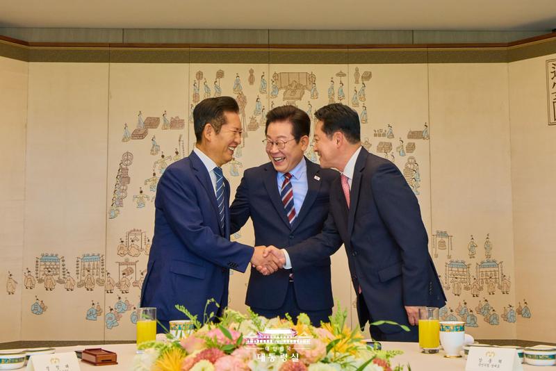 오찬 회동에서 이재명 대통령과 손 맞잡은 여야 대표, 민생경제 협의체 구성 합의 🤝