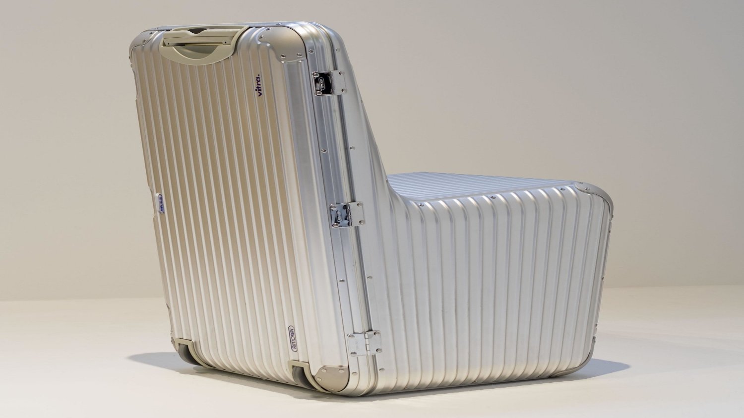 여행용 캐리어에 한 번쯤 앉아본 적 있지? 