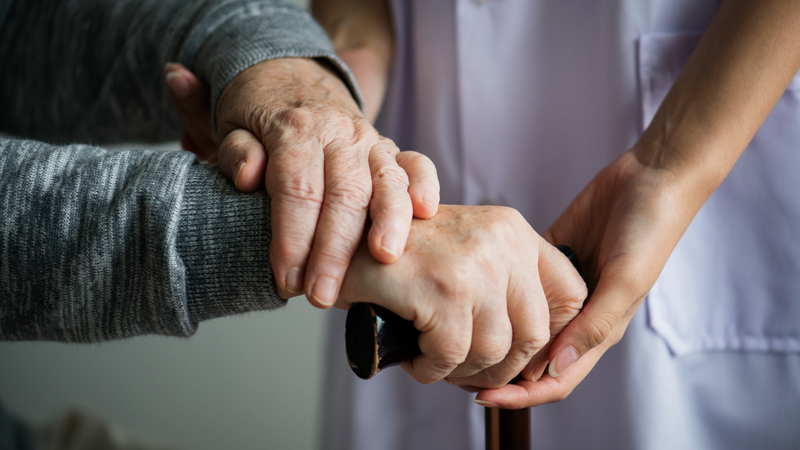 가족 있으면 못 받는다고? 26년 만에 폐지되는 의료급여 부양비