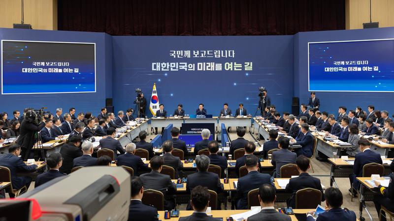 ‘소통’과 ‘충돌’ 사이, 시끌시끌한 이재명 대통령의 생중계 업무보고