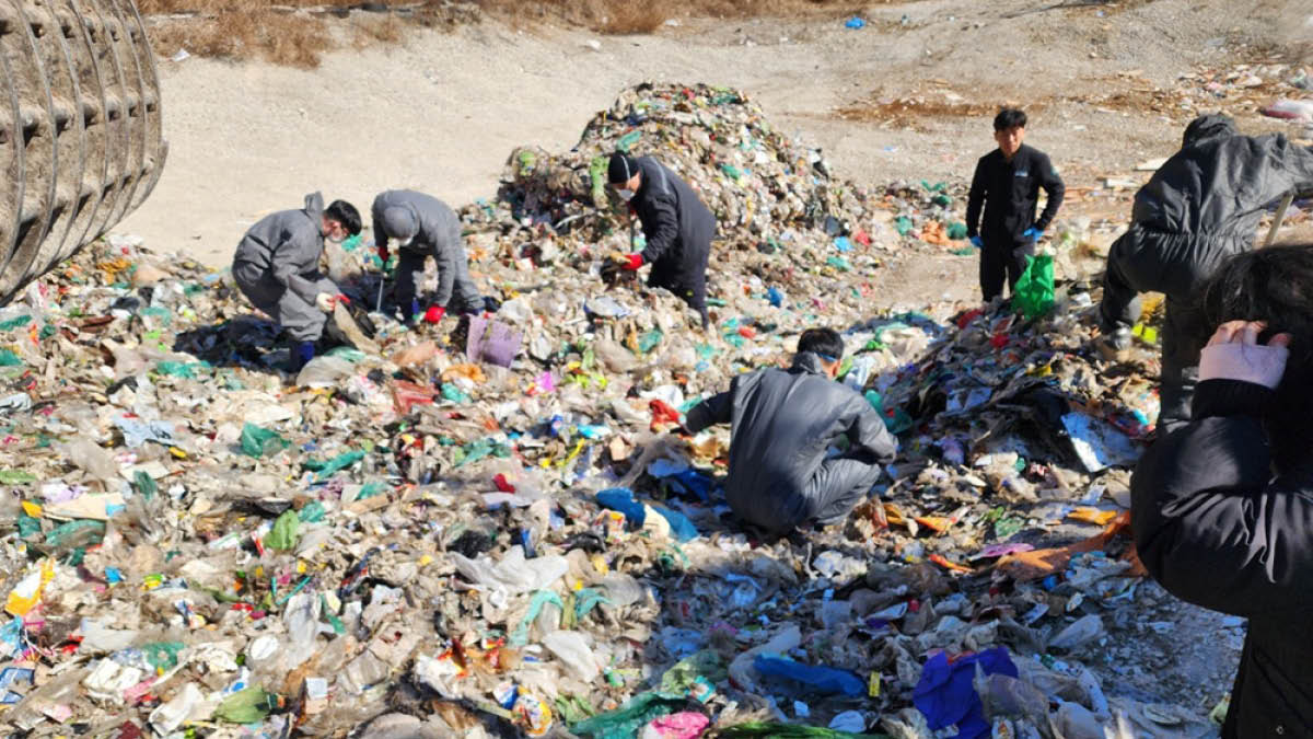 쓰레기 더미에서 찾아낸 아들의 수술비 🗑️💸