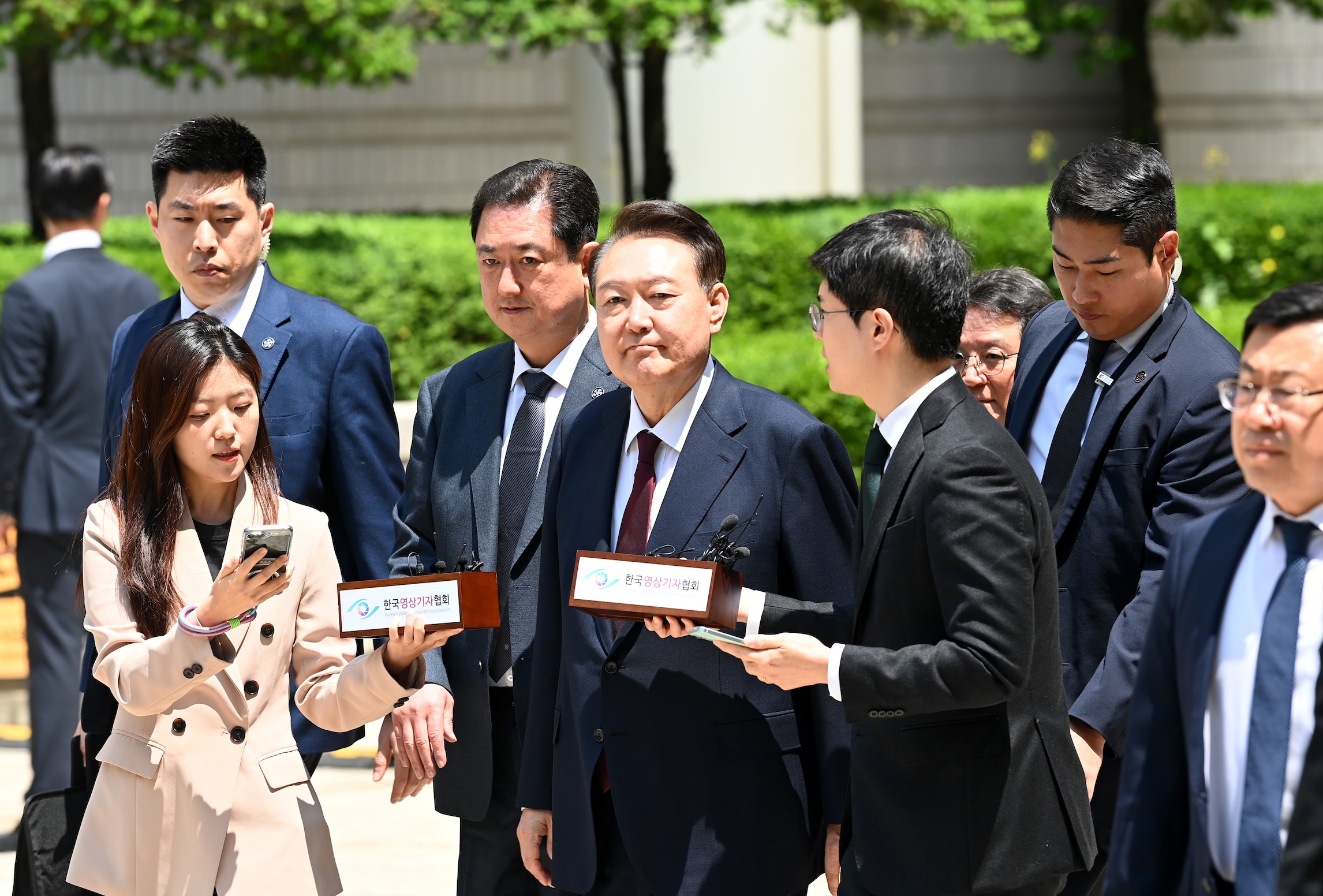 윤석열 첫 재판 공개출석, 다시 등장한 “총을 쏴서라도 끌어내라” 증언