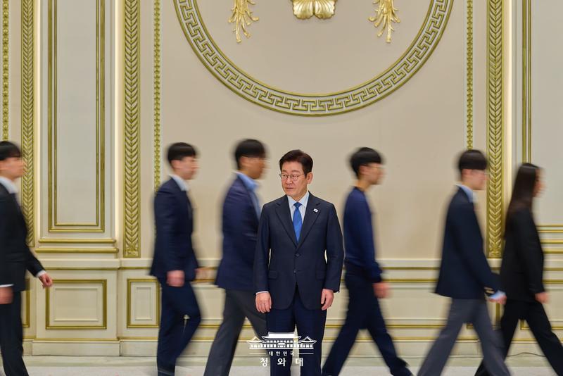 한 달에 초과근무만 62시간? 😱역대 최고 업무량 기록한 청와대