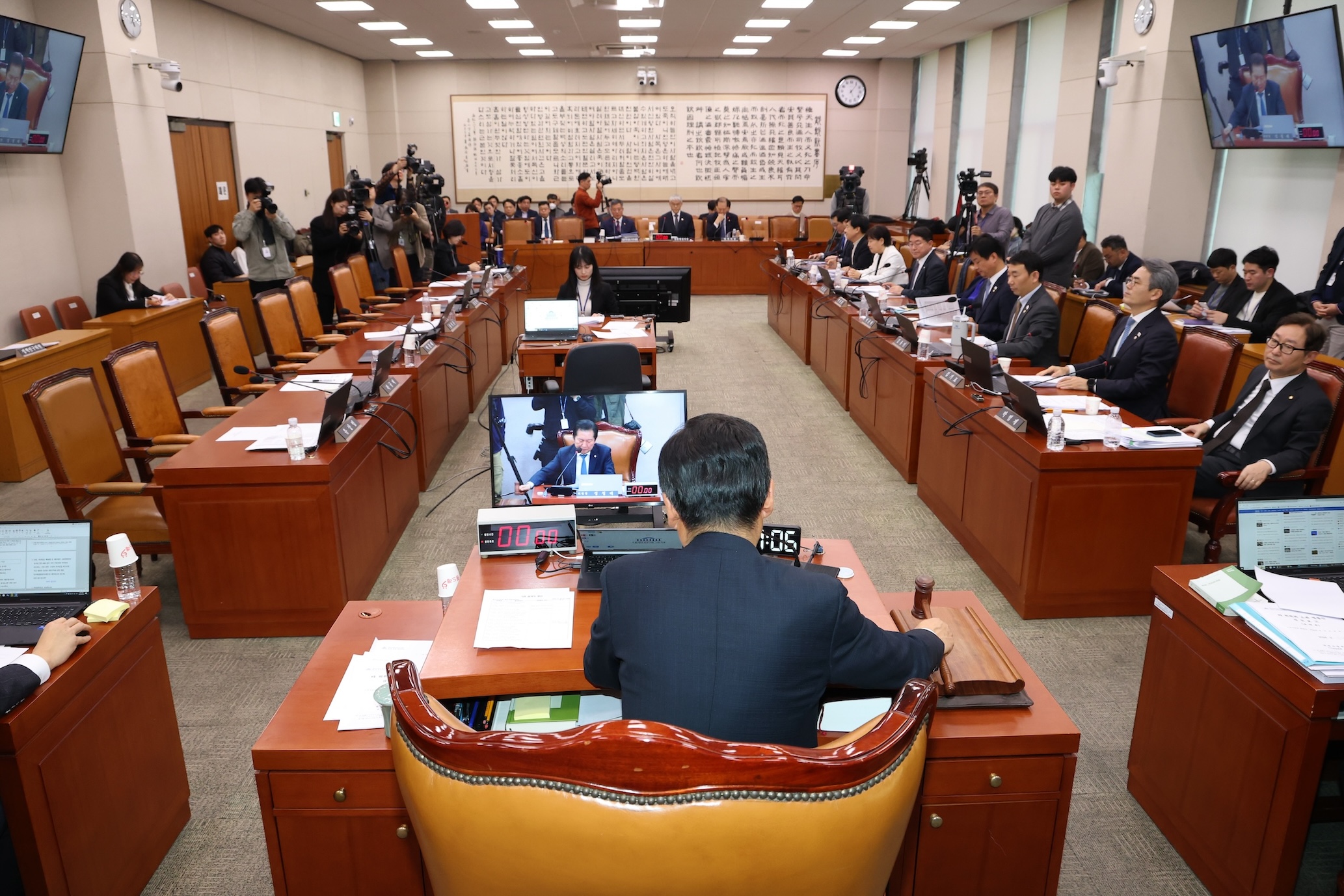 상법 개정안, 개미 투자자 보호한다? vs. 기업 발목 잡는다?