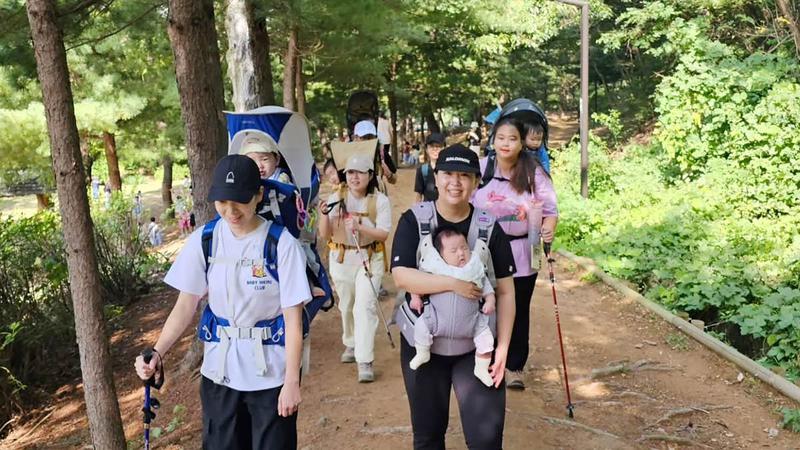 2살 아기와 엄마가 함께 산에 오르게 된 사연은? ⛰️👶