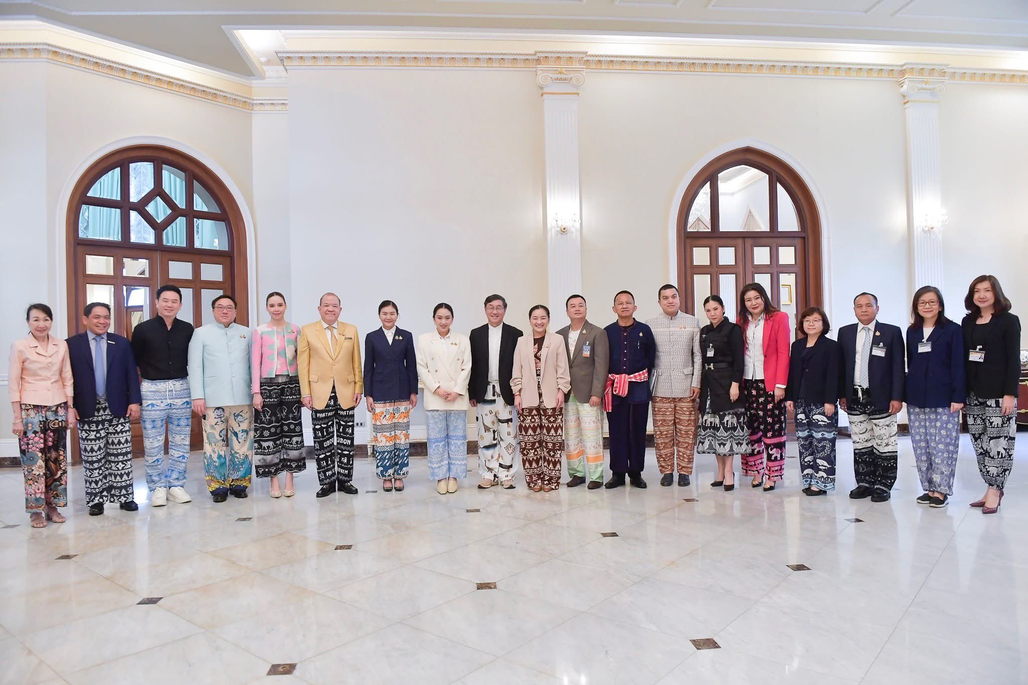 코끼리 바지를 입고 등장한 태국 총리 🇹🇭🐘