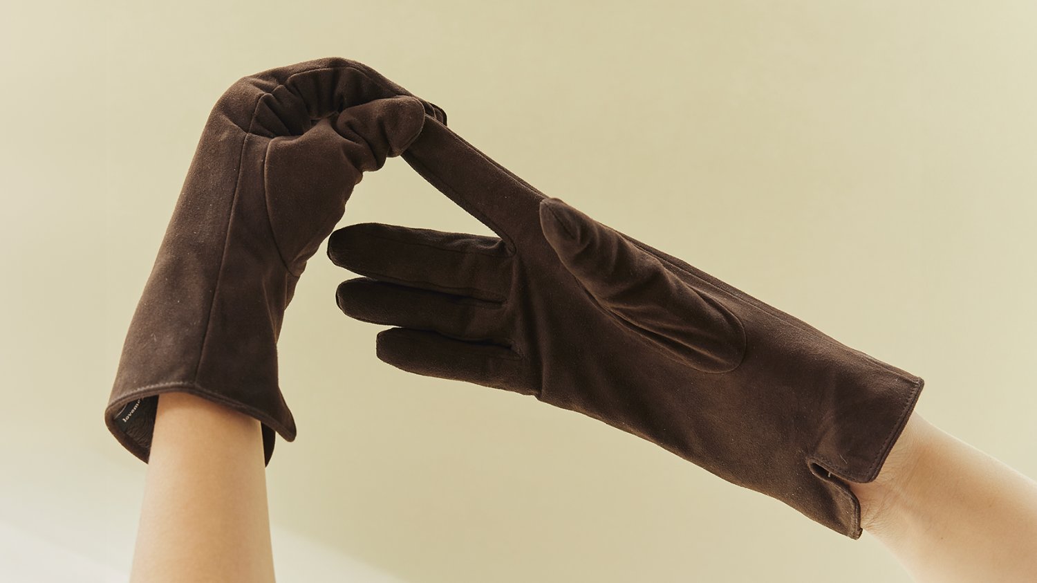 스웨이드 장갑 관리 비법 🧽