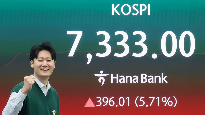 사상 최고치 찍은 코스피, ‘칠천피’ 넘어 7300까지 콕! 📈 삼성전자·SK하이닉스 반도체주 덕?