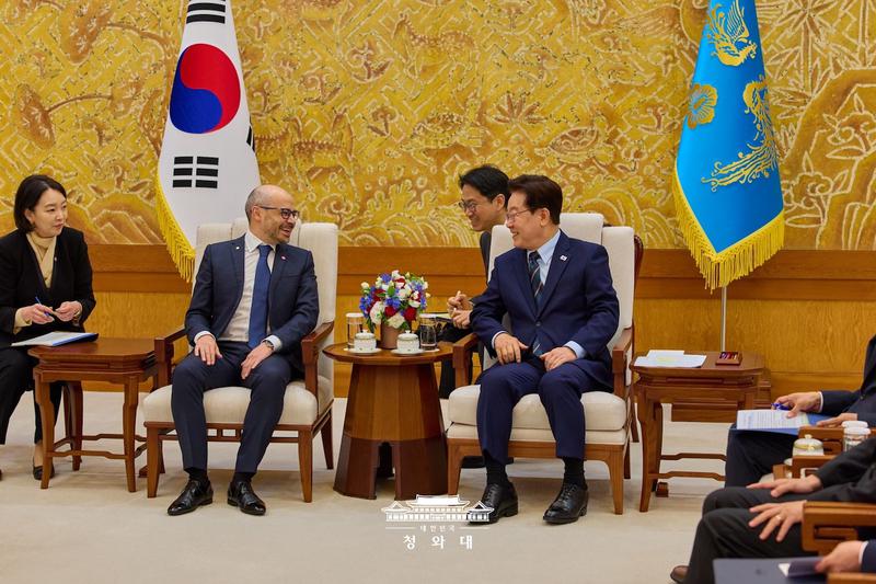 서울에 ‘구글 AI 캠퍼스’ 세운다고? 이재명 대통령과 ‘알파고의 아버지’가 만난 이유 🤖