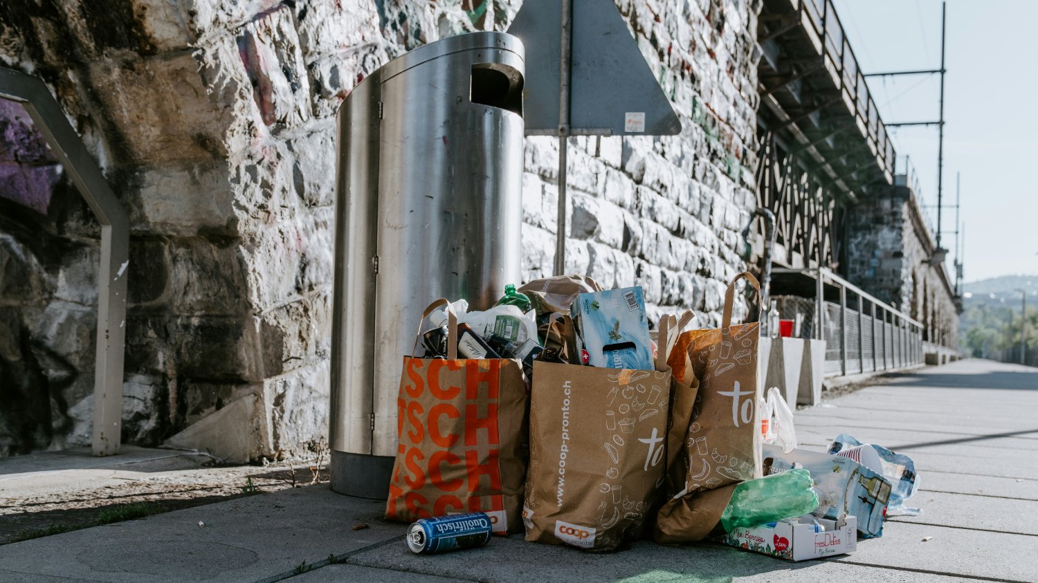 🗑️ 쓰레기 더미 속에서 웃음 버튼을 찾았다