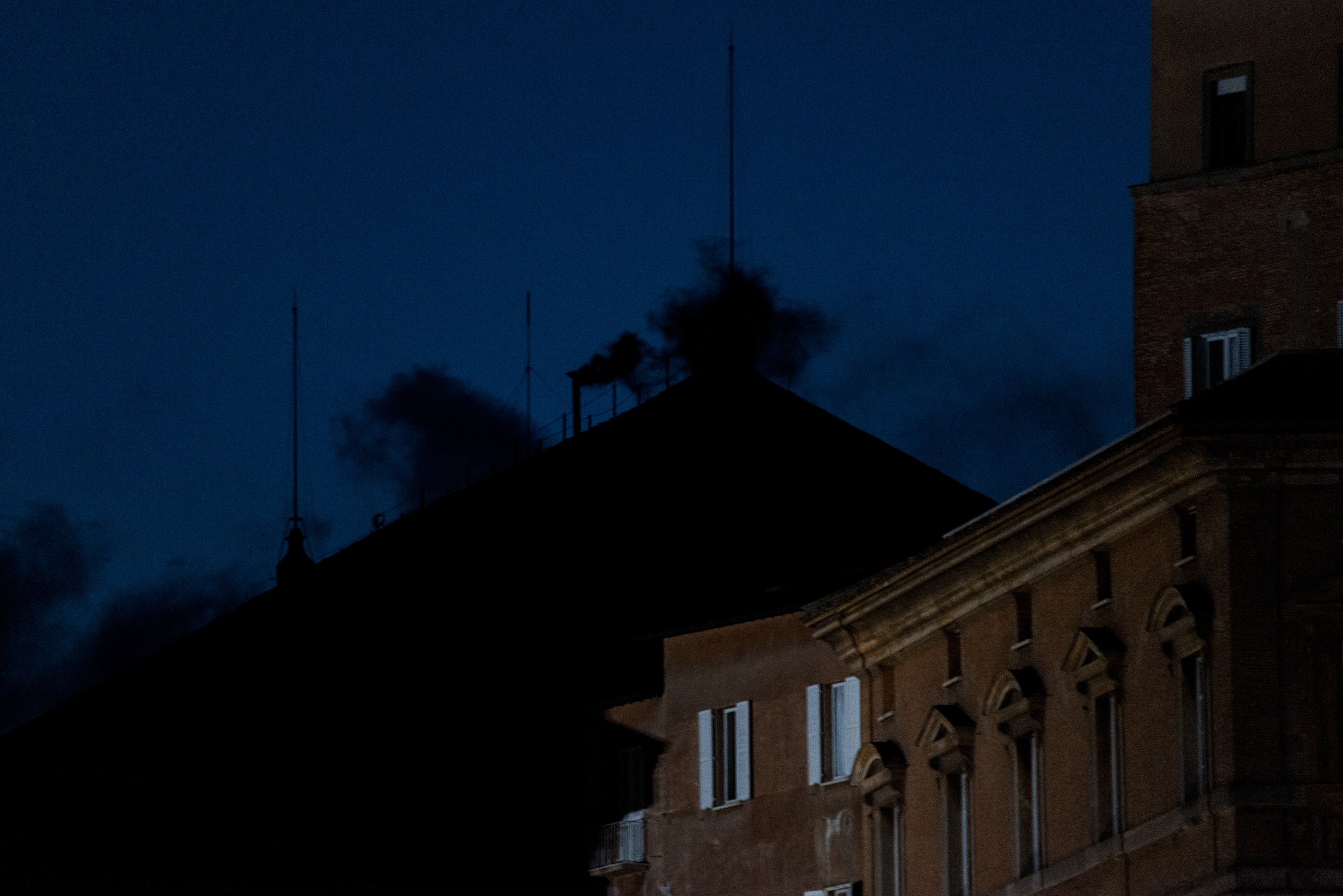‘검은 연기’ 피운 콘클라베, 새 교황 언제 선출될까?