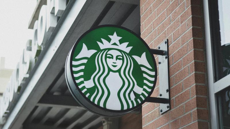 스타벅스 매출 26% 급감, 커피시장 판도까지 흔들까? ☕️