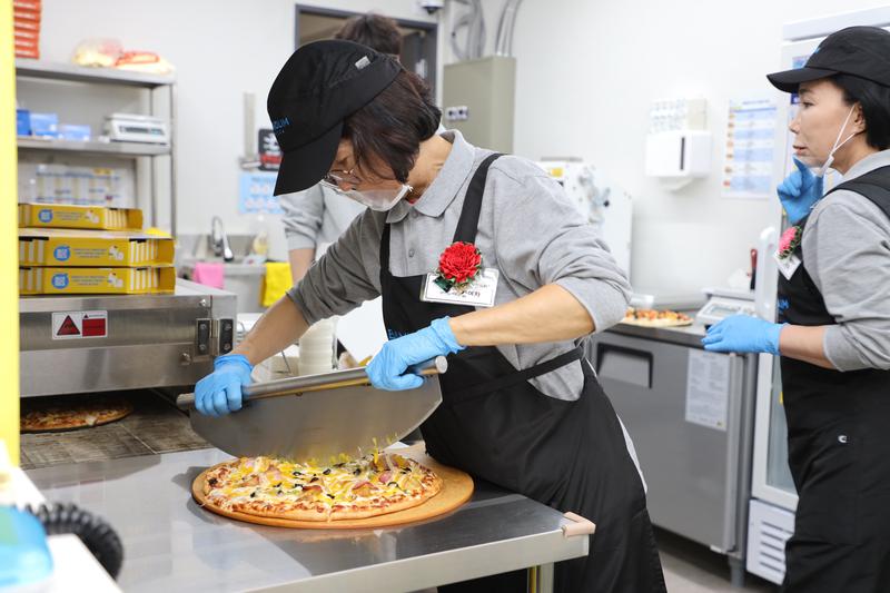 어르신의 경험을 일자리로, 서울 금천구에 문 연 ‘착한 피자’ 🧓🍕