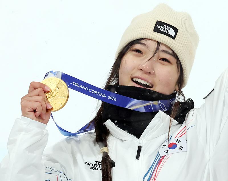 ‘대역전극’ 펼치고 한국 스키·스노보드 사상 최초 동계올림픽 금메달 따낸 최가온 🥇❄️ (feat. 클로이 김)