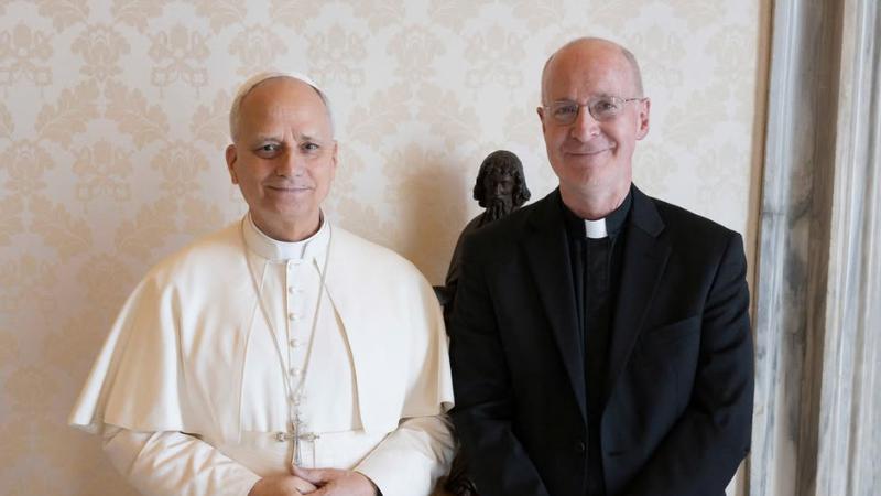 “성소수자 포용 정책 이어가겠다” 밝힌 레오 14세 교황, 가톨릭계 반응은? 🏳️‍🌈