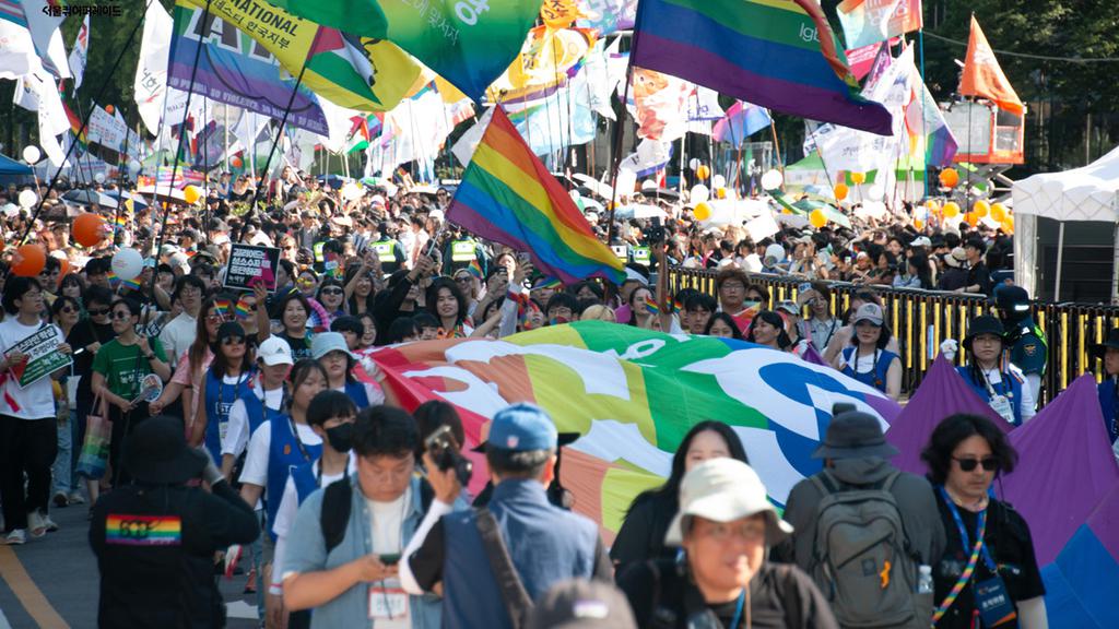 퀴어퍼레이드 2025의 모든 것: ‘소수’의 ‘선정적인’ 행사라고? 사실은... 🏳️‍🌈
