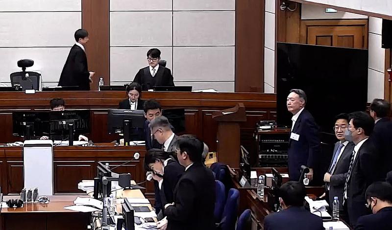 윤석열 전 대통령 구형 연기 이유, 변호인단이 ‘필리버스터’처럼 시간 끌었다고?