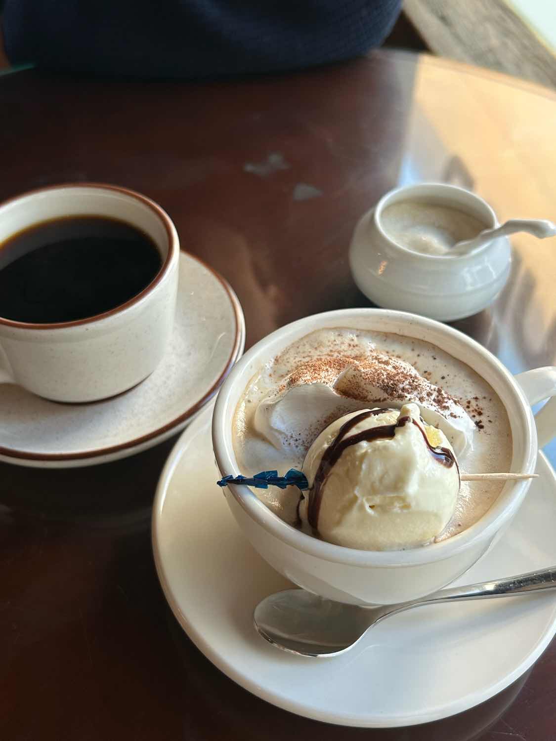 ☕️카페 코인 2호점 📍서울 중구 명동9길 29 코인은 1호점도 2호점도 모두 좋지만 저는 개인적으로 2호점이 더 좋더라구요.  여름에는 푸른 나뭇잎이, 겨울에는 흐릿한 하늘이 창으로 모두 카페 안으로 쏟아져 들어오는 느낌이랄까요! 비엔나 커피