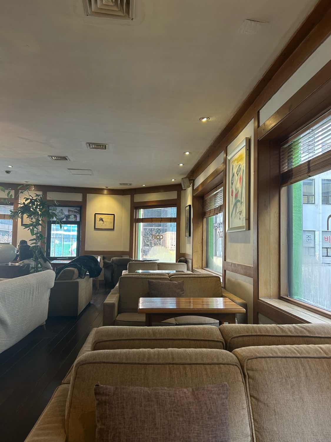 ☕️카페 코인 2호점 📍서울 중구 명동9길 29 코인은 1호점도 2호점도 모두 좋지만 저는 개인적으로 2호점이 더 좋더라구요.  여름에는 푸른 나뭇잎이, 겨울에는 흐릿한 하늘이 창으로 모두 카페 안으로 쏟아져 들어오는 느낌이랄까요! 비엔나 커피