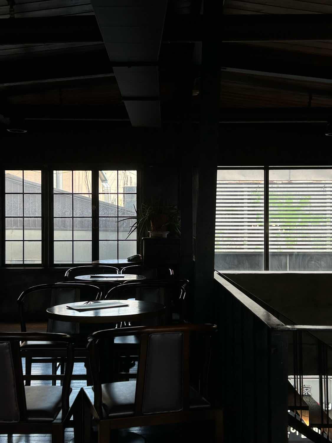 ☕️그때 그시절을 느낄 수 있는 서울의 카페들☕️ 왜인지 모르겠지만 저는 요즘 옛스럽지만 고급스러운 느낌이 나는 카페를 찾아다니고  있어요. 편안한 소파 의자에 앉아 앤티크한 찻잔에 담긴 커피를 홀짝이면 기분도 좋아지고 마음도 편안해 지는