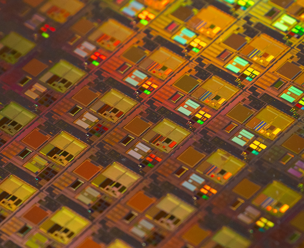 반도체 쌓이니 경제 위기도 쌓여가네 🚨