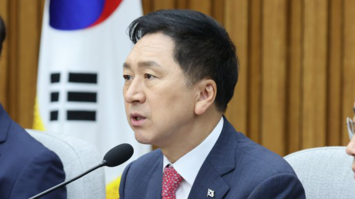 국민의힘: “우리 거리 좀 두자...”