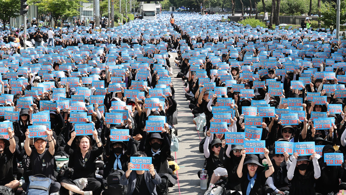 국회 앞 메운 교사들