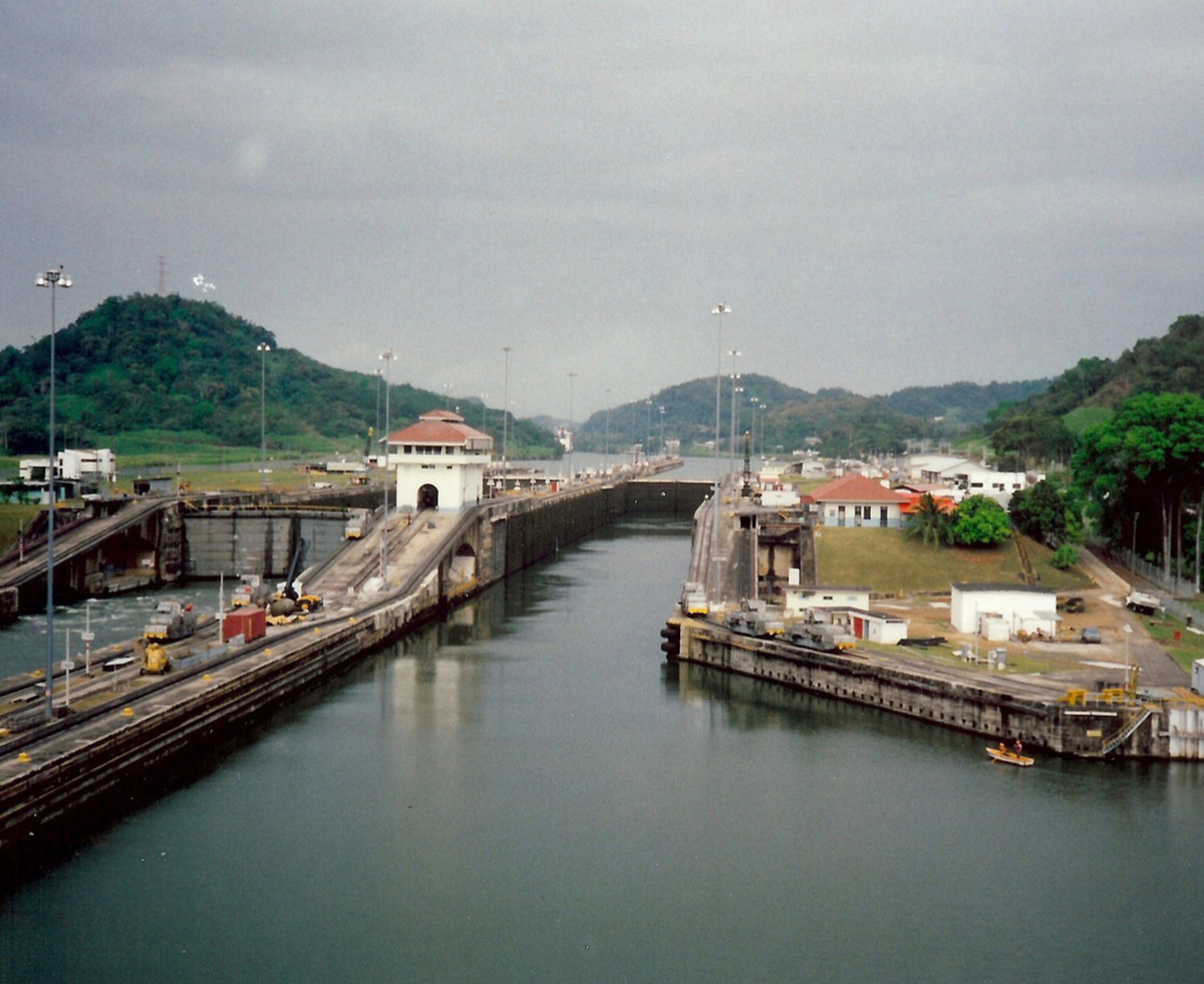 말라붙은 바다 무역길 🚢