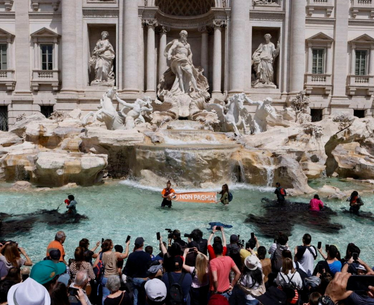 트레비 분수에 먹물을? ⛲