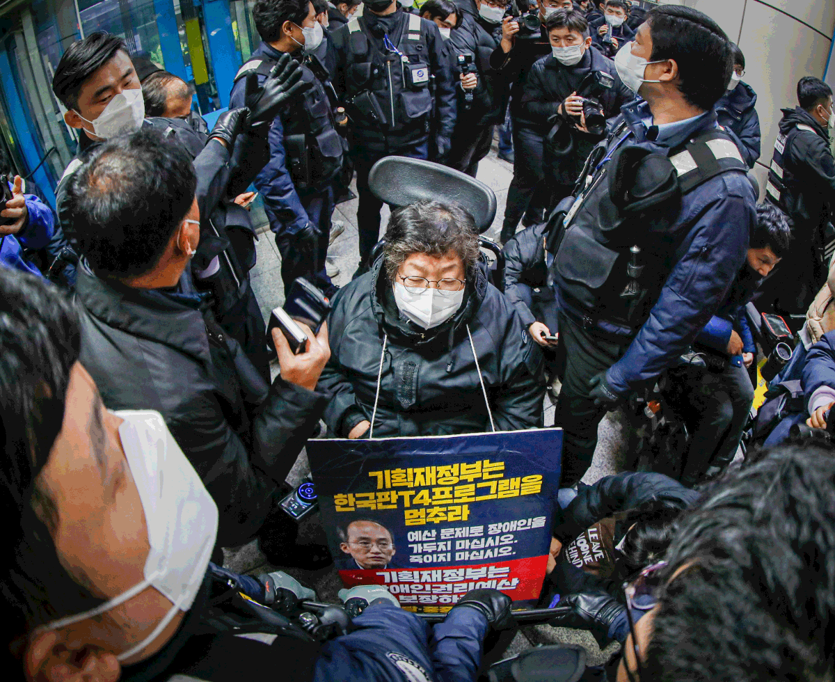 가로막힌 시위 🚆