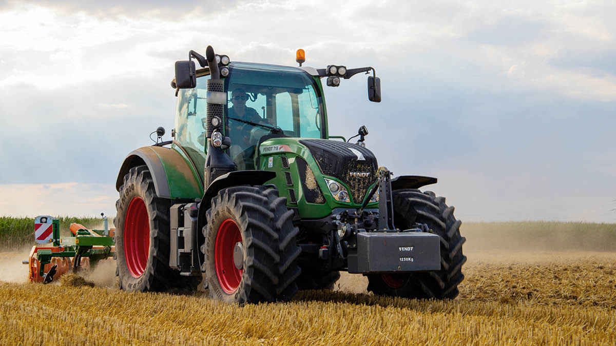 농산물 시장에서 트랙터가 체포된 이유 🌽