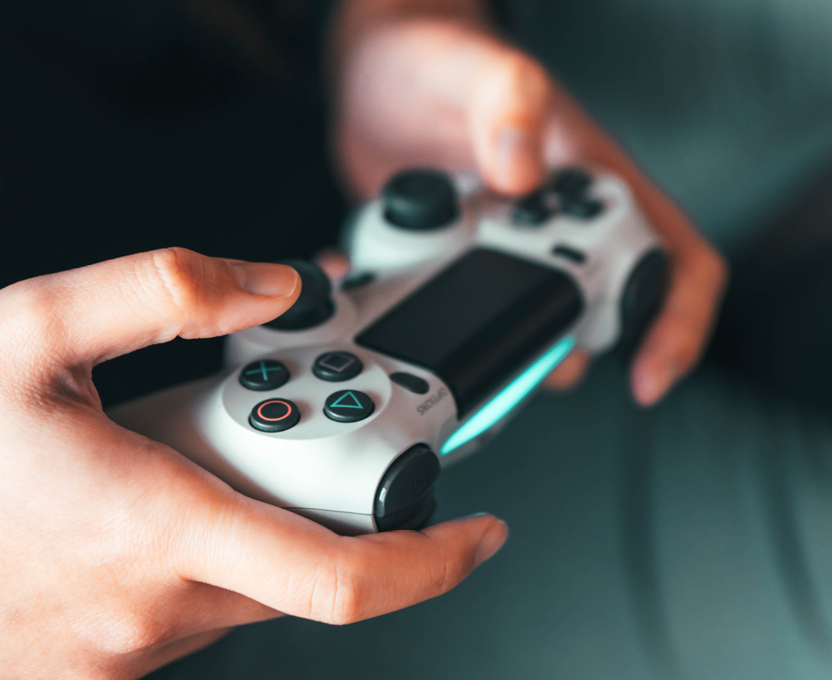 눈은 영상에, 손은 게임에 🎮