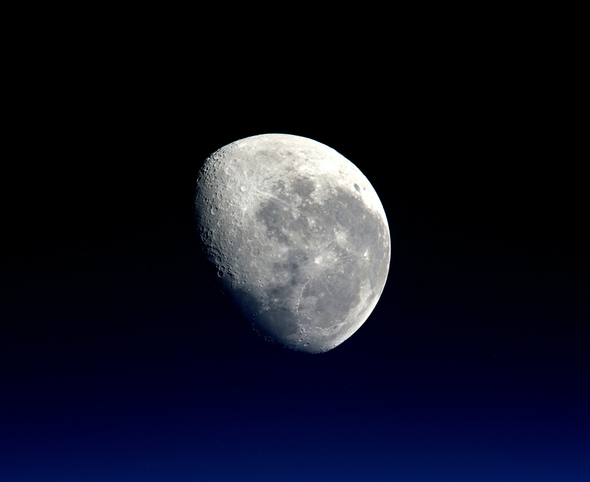 달에서 나온 투명한 유리구슬 🌕💧
