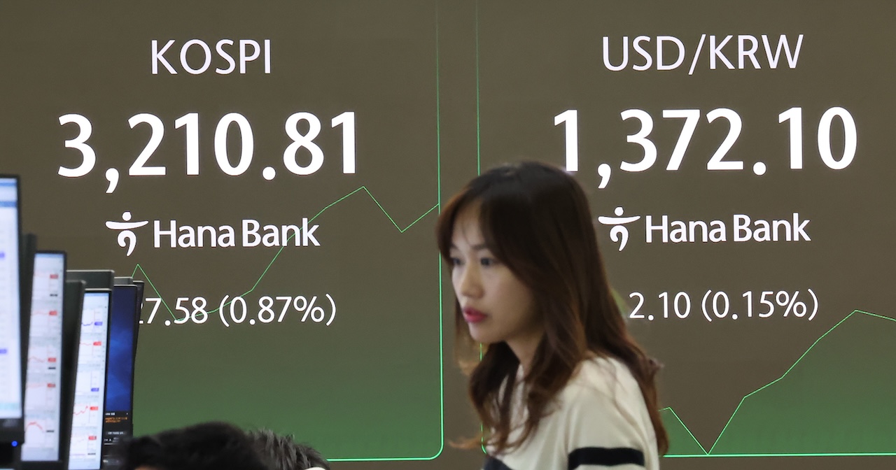 코스피가 3200선을 돌파한 증시현황판 모습이에요.